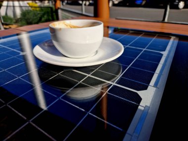 Teknolojik tasarım ve modern restoran ekipmanları. Konukların kahve içerken telefon ettiği yer. akıllı işlevsel kentsel mobilyalar ile usb ile indüksiyon şarj edici