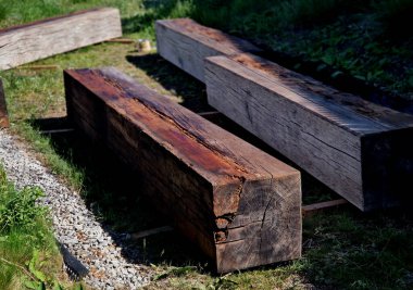 Bir tahta parçası prizma parkı bankında kahverengi ayak izleri çimenlikte beton dikdörtgenler, iki blok, ahşap