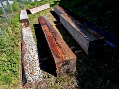 Bir tahta parçası prizma parkı bankında kahverengi ayak izleri çimenlikte beton dikdörtgenler, iki blok, ahşap
