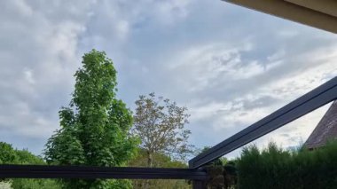 Alüminyum pergola kaygan çatı için en iyi çözümdür. Emlakları sayesinde, aile evleri, daireler, restoranlar, kafe, otel ve diğer ticari kullanımlara, beyaz zaman dilimlerine pergola monte edilebilir