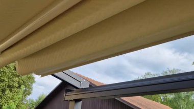 Alüminyum pergola kaygan çatı için en iyi çözümdür. Emlakları sayesinde, aile evleri, daireler, restoranlar, kafe, otel ve diğer ticari kullanımlara, beyaz zaman dilimlerine pergola monte edilebilir