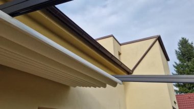 Alüminyum pergola kaygan çatı için en iyi çözümdür. Emlakları sayesinde, aile evleri, daireler, restoranlar, kafe, otel ve diğer ticari kullanımlara, beyaz zaman dilimlerine pergola monte edilebilir
