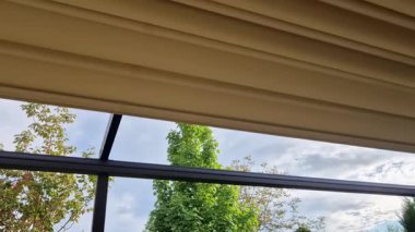 Alüminyum pergola kaygan çatı için en iyi çözümdür. Emlakları sayesinde, aile evleri, daireler, restoranlar, kafe, otel ve diğer ticari kullanımlara, beyaz zaman dilimlerine pergola monte edilebilir