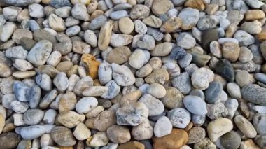 Adam elinde bir taş ya da çakıl numunesi tutuyor. Taş ocağından gelen beyaz mermer çakıl ve gri kahverengi çakıl taşları. örnek