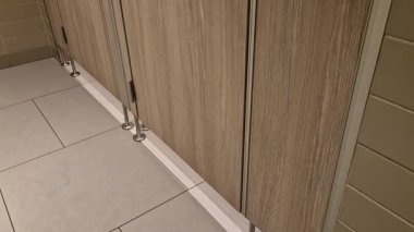 İçerideki endüstriyel görünüş. Işık konisi tavandan gelen lambalar, gece tiyatrosu sahnesi, sahne ışıkları altında şehvetli bir aydınlanma, yakında barınıza gelecek.