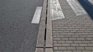 Birbirine kenetlenmiş beton oluklardaki drenaj elementleri tek bir beton parçasından dökülen su, park alanındaki suyu tüm avlu boyunca tutabilir.
