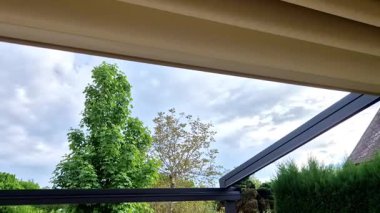 Alüminyum pergola kaygan çatı için en iyi çözümdür. Emlakları sayesinde, aile evleri, daireler, restoranlar, kafe, otel ve diğer ticari kullanımlara, beyaz zaman dilimlerine pergola monte edilebilir