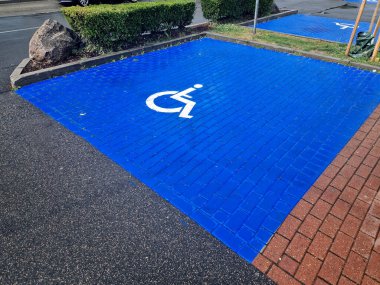 Sadece bu kişileri taşıyan araçlar ya da tekerlekli sandalye kullanıcılarına tahsis edilmiş park yeri olanlar için tasarlanmıştır.