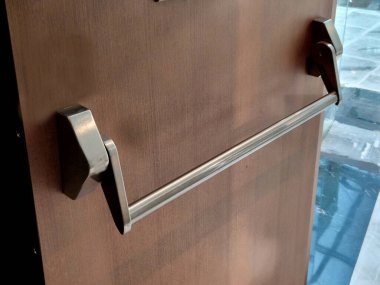 Mağazanın arka kapısı ya da kapı kolu olan bir depo. Tahliye kapısı kolu, panik yangın düğmesi. Tehlike anında, tek yapman gereken yatay itmek.