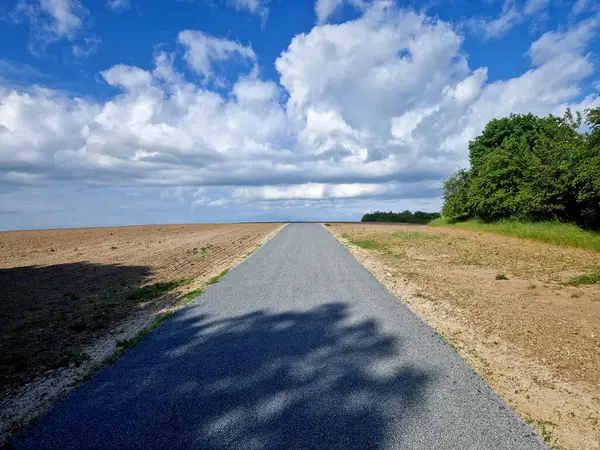 Dağlardaki asfalt yolun yenilenmesi. Hendekler, metal kanallardan akan suyu yavaşlatmak için taşlarla dolu. Kaldırım bej çakıl ile güçlendirilmiş.