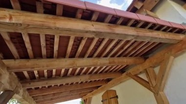 Bahçeye bir pergola yapmak. Uzatılmış binanın zaten çatısı var, çatı kiremitleri kayıp ve cam veya polikarbonat pleksiglass ile kaplanmış. marangozluk seviyesi