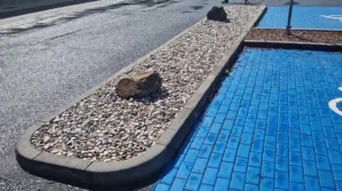 Sadece bu kişileri taşıyan araçlar ya da tekerlekli sandalye kullanıcılarına tahsis edilmiş park yeri olanlar için tasarlanmıştır.