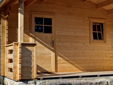 Kulübeleri olan bir kamp alanı çiftler, aileler ve arkadaş grupları için iyi bir seçim. Bazıları sadece temel tesisleri sağlar. Tuvaleti, banyosu ya da mutfağı olan kamaralar da var..