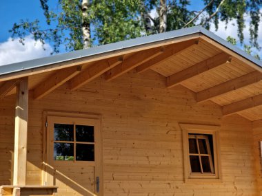 Kulübeleri olan bir kamp alanı çiftler, aileler ve arkadaş grupları için iyi bir seçim. Bazıları sadece temel tesisleri sağlar. Tuvaleti, banyosu ya da mutfağı olan kamaralar da var..