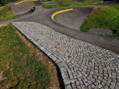 Otoparktaki bisiklet yolu Pompalama (aşağı yukarı hareket etmek) bisiklet, scooter, kaykay ve büyük sarı pompa pisti boyunca dahili patenleri hareket ettirmek yerine pedal çevirmek ve zıplamak için kullanılır.