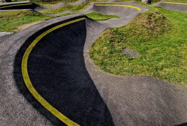Otoparktaki bisiklet yolu Pompalama (aşağı yukarı hareket etmek) bisiklet, scooter, kaykay ve büyük sarı pompa pisti boyunca dahili patenleri hareket ettirmek yerine pedal çevirmek ve zıplamak için kullanılır.