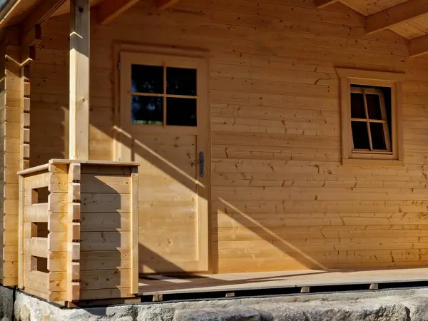 Kulübeleri olan bir kamp alanı çiftler, aileler ve arkadaş grupları için iyi bir seçim. Bazıları sadece temel tesisleri sağlar. Tuvaleti, banyosu ya da mutfağı olan kamaralar da var..