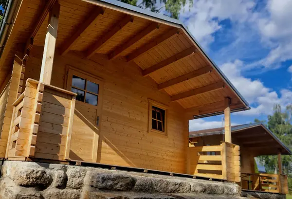 Kulübeleri olan bir kamp alanı çiftler, aileler ve arkadaş grupları için iyi bir seçim. Bazıları sadece temel tesisleri sağlar. Tuvaleti, banyosu ya da mutfağı olan kamaralar da var..