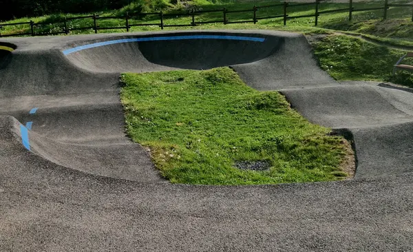 Otoparktaki bisiklet yolu Pompalama (aşağı yukarı hareket etmek) bisiklet, scooter, kaykay ve büyük sarı pompa pisti boyunca dahili patenleri hareket ettirmek yerine pedal çevirmek ve zıplamak için kullanılır.