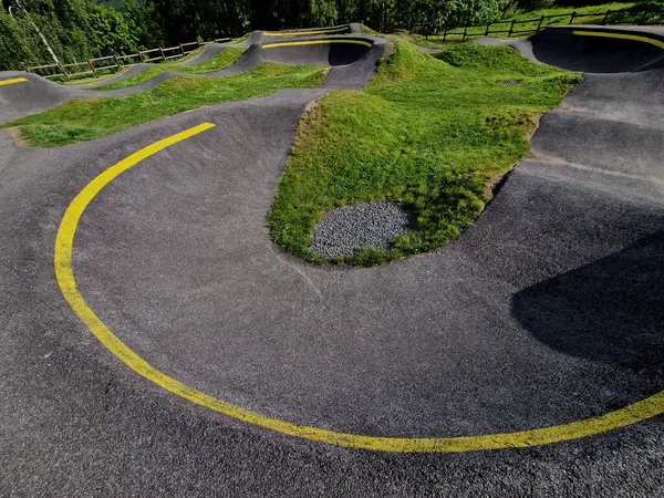 Otoparktaki bisiklet yolu Pompalama (aşağı yukarı hareket etmek) bisiklet, scooter, kaykay ve büyük sarı pompa pisti boyunca dahili patenleri hareket ettirmek yerine pedal çevirmek ve zıplamak için kullanılır.