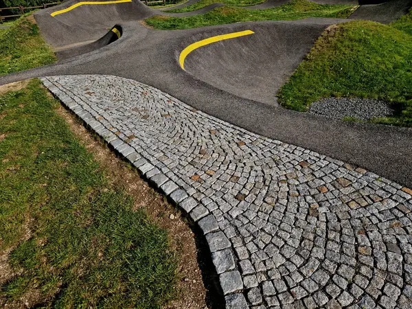 Otoparktaki bisiklet yolu Pompalama (aşağı yukarı hareket etmek) bisiklet, scooter, kaykay ve büyük sarı pompa pisti boyunca dahili patenleri hareket ettirmek yerine pedal çevirmek ve zıplamak için kullanılır.