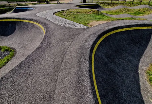 Otoparktaki bisiklet yolu Pompalama (aşağı yukarı hareket etmek) bisiklet, scooter, kaykay ve büyük sarı pompa pisti boyunca dahili patenleri hareket ettirmek yerine pedal çevirmek ve zıplamak için kullanılır.