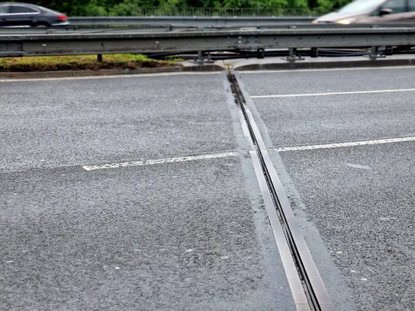 Genişleme eklemleri ya da hareket eklemleri, yer yerleşimi ya da sismik aktivite nedeniyle hareket sağlayan yapı malzemelerinin ve titreşimlerin termal genişlemesini güvenli bir şekilde absorbe ederken,. 