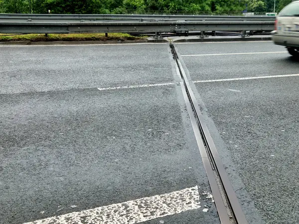 Genişleme eklemleri ya da hareket eklemleri, yer yerleşimi ya da sismik aktivite nedeniyle hareket sağlayan yapı malzemelerinin ve titreşimlerin termal genişlemesini güvenli bir şekilde absorbe ederken,. 