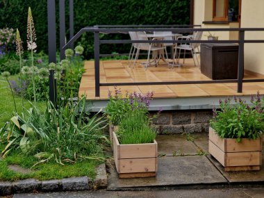  Alüminyum pergola kaygan çatılı en çok satan solüsyondur. Mülkleri sayesinde, aile evleri, daireler, restoranlar, kafe, otel ve diğer ticari kullanımlara pergola monte edilebilir.