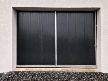 Sürgülü garaj kapısı, tıpkı ismin tarif ettiği gibi, parmaklıklara ya da raylara sürtünerek kapının kenarlarına hareket eden bir garaj kapısı türüdür. Aşağı doğru inen bölümlü garaj kapısının aksine.