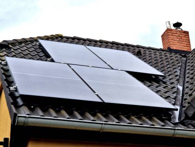 Pil deposu, güneş panelleri tarafından üretilen elektrik enerjisini depolamak için kullanılır. Bulutlu bir havada, gece pil kullanmanın avantajı 