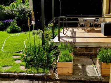  Alüminyum pergola kaygan çatılı en çok satan solüsyondur. Mülkleri sayesinde, aile evleri, daireler, restoranlar, kafe, otel ve diğer ticari kullanımlara pergola monte edilebilir.