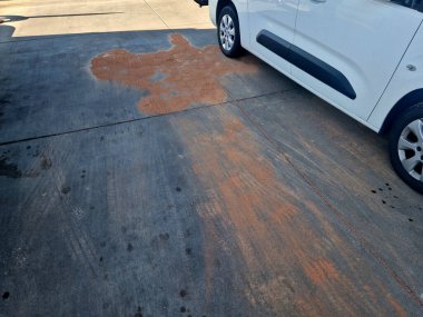 Sorbent maddesi benzin istasyonları için hayati bir güvenlik unsurudur, dökülen yakıt ve petrolü hızlı ve etkili bir şekilde emmek için tasarlanmıştır, tehlikeli kaymalar ve sızıntıları önler.. 