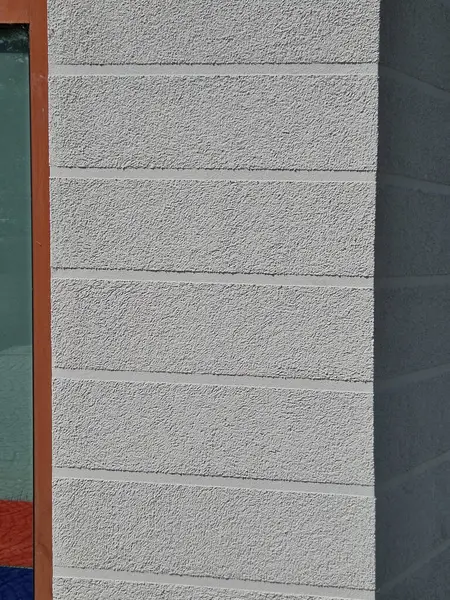 Evin ön cephesi çizgili blokları ya da blokları andıran oyuklar kullanılarak kabartılmış. modern gerilmiş mala alçı