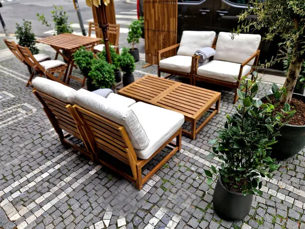 Restoran mobilyaları, genellikle arka bahçede dinlenmek için kullanılan meşe ağacından yapılmış kafe koltuğu. Yastıklı sandalyeler ve masalar