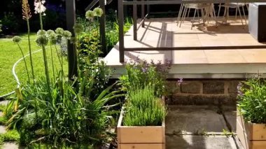  Alüminyum pergola kaygan çatılı en çok satan solüsyondur. Mülkleri sayesinde, aile evleri, daireler, restoranlar, kafe, otel ve diğer ticari kullanımlara pergola monte edilebilir.