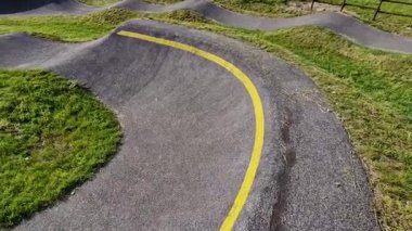 Otoparkta bisiklet yolu Pompalama pedal çevirmek ve zıplamak yerine bisiklet, scooter, kaykay ve dahili patenleri büyük sarı pompa pisti boyunca hareket ettirmek için kullanılır.