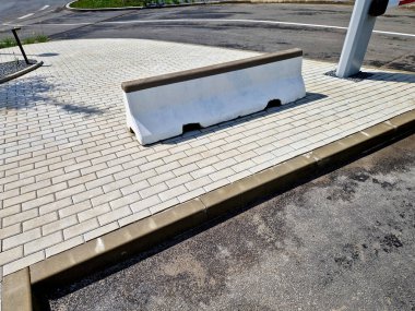 Asfalt kaldırımdaki çimen küplerini korumak için beton bariyerler. Disiplinsiz sürücüler park engelini aşamaz ve off-road 'a girmek için para ödemek zorundalar.