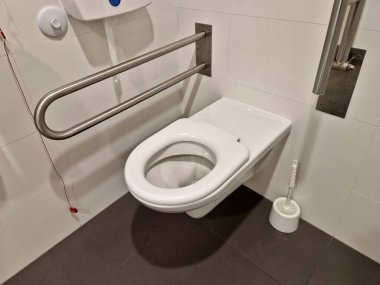 Tekerlekli sandalye kullanıcıları ve engelliler için tuvaletlerde yere bakan eğimli bir ayna vardır çünkü oturan kişinin boyu daha düşüktür. Daha kolay su sıcaklığı ayarları için kaldıraç muslukları, dizgi