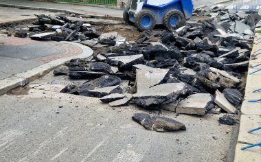Patlayıcı çekiçle yol yüzeyini kesiyor. Çekiç parçalara ayrılır ve ezici onları öğütüp geri dönüştürülmüş malzemeye dönüştürür. Trafik ihlali olmadan onar