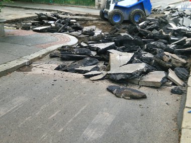 Patlayıcı çekiçle yol yüzeyini kesiyor. Çekiç parçalara ayrılır ve ezici onları öğütüp geri dönüştürülmüş malzemeye dönüştürür. Trafik ihlali olmadan onar