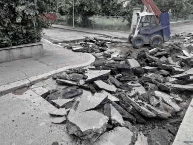 Patlayıcı çekiçle yol yüzeyini kesiyor. Çekiç parçalara ayrılır ve ezici onları öğütüp geri dönüştürülmüş malzemeye dönüştürür. Trafik ihlali olmadan onar