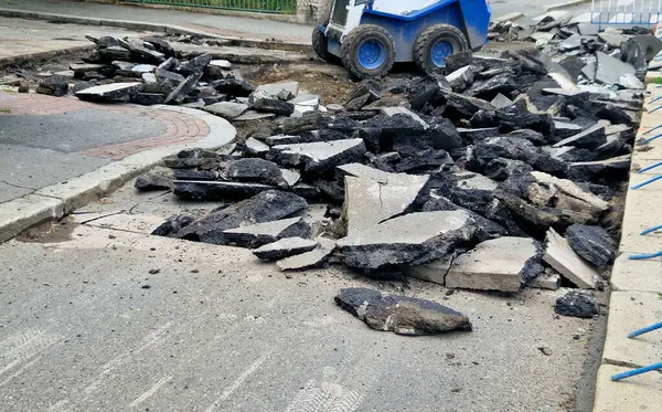 Patlayıcı çekiçle yol yüzeyini kesiyor. Çekiç parçalara ayrılır ve ezici onları öğütüp geri dönüştürülmüş malzemeye dönüştürür. Trafik ihlali olmadan onar