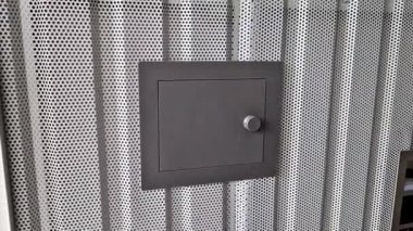 İç dekorasyon için çarşaflar. Ön cephede delinmiş çarşaf ve kıvrımlı bölme. Metalli elektrik şalteri kutusu ve anahtar kasasına benziyor.