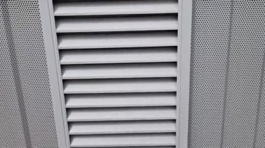 İç dekorasyon için çarşaflar. Ön cephede delinmiş çarşaf ve kıvrımlı bölme. Metalli elektrik şalteri kutusu ve anahtar kasasına benziyor.