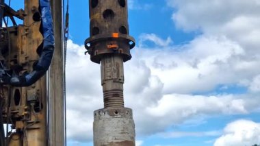 Çok çeşitli jeoloji ve bölge kısıtlamalarıyla başa çıkmak için çok çeşitli sondaj platformlarımız var, yol yapımı ve eğim dengelemesi için.