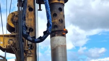 Çok çeşitli jeoloji ve bölge kısıtlamalarıyla başa çıkmak için çok çeşitli sondaj platformlarımız var, yol yapımı ve eğim dengelemesi için.