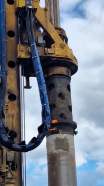 Çok çeşitli jeoloji ve bölge kısıtlamalarıyla başa çıkmak için çok çeşitli sondaj platformlarımız var, yol yapımı ve eğim dengelemesi için.