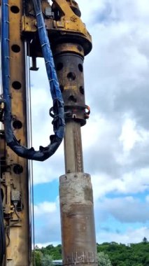 Çok çeşitli jeoloji ve bölge kısıtlamalarıyla başa çıkmak için çok çeşitli sondaj platformlarımız var, yol yapımı ve eğim dengelemesi için.