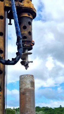 Çok çeşitli jeoloji ve bölge kısıtlamalarıyla başa çıkmak için çok çeşitli sondaj platformlarımız var, yol yapımı ve eğim dengelemesi için.